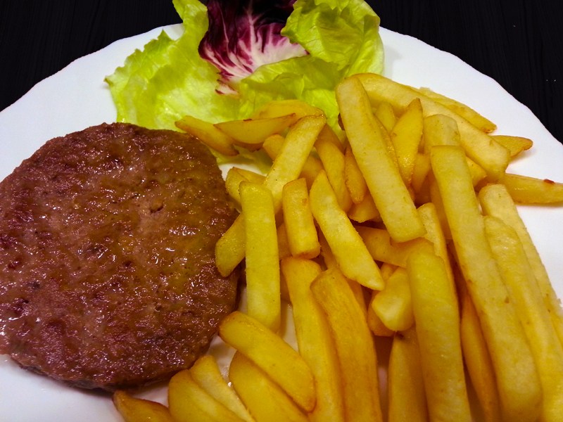 Hamburger Con Patatine Fritte E Salsa Su Tavola Di Legno | Foto Gratis - 5